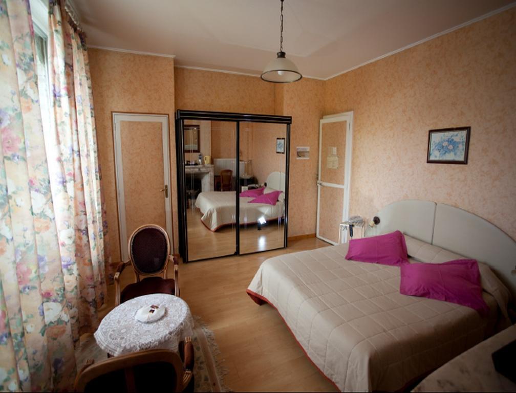 Logis Le Manoir De L'Onde Hotel Sens Ruang foto